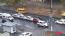 На мокрой дороге в Волгограде собрался «паровозик» из четырех машин