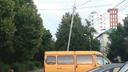 Жители Тольятти вынуждены оставлять машины под накрененными столбами