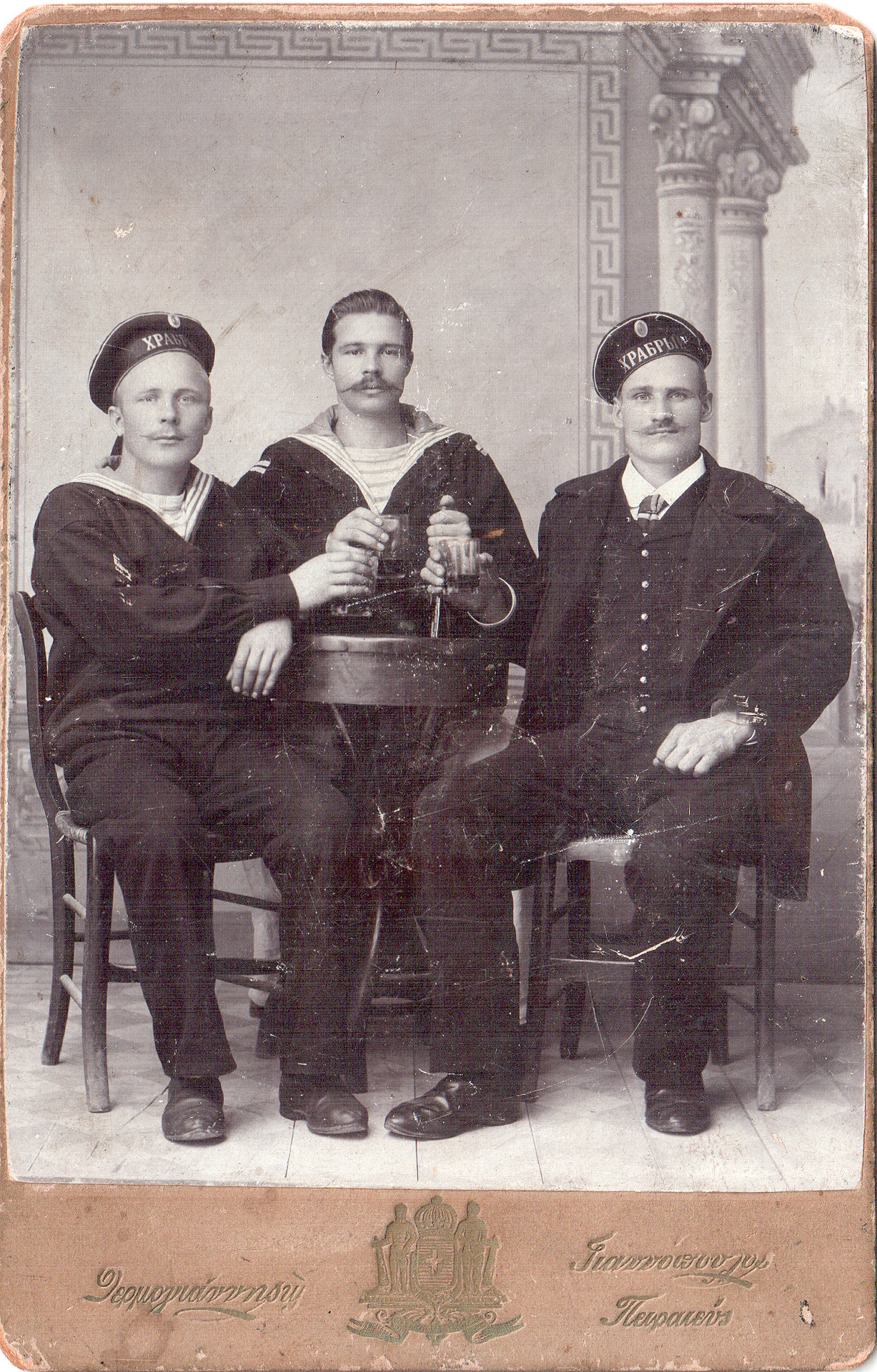 В коллекции мошенника оказались редкие фотографии моряков в Тулоне