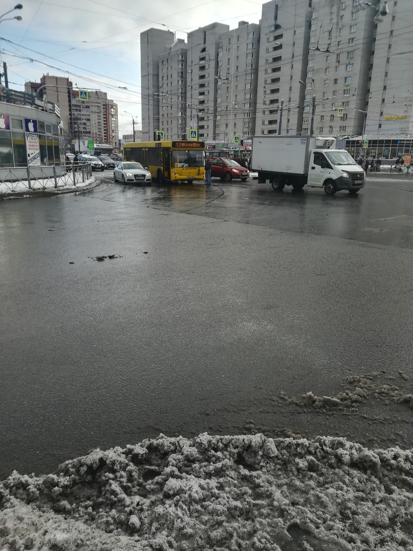 Водители в заснеженном Петербурге «греются» друг о друга. На Бассейной  притерли «скорую», на Просвещения – автобус - 29 октября 2019 - ФОНТАНКА.ру