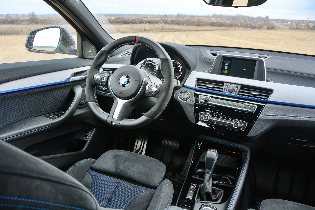 Интерьер унифицирован с таковым у BMW X1