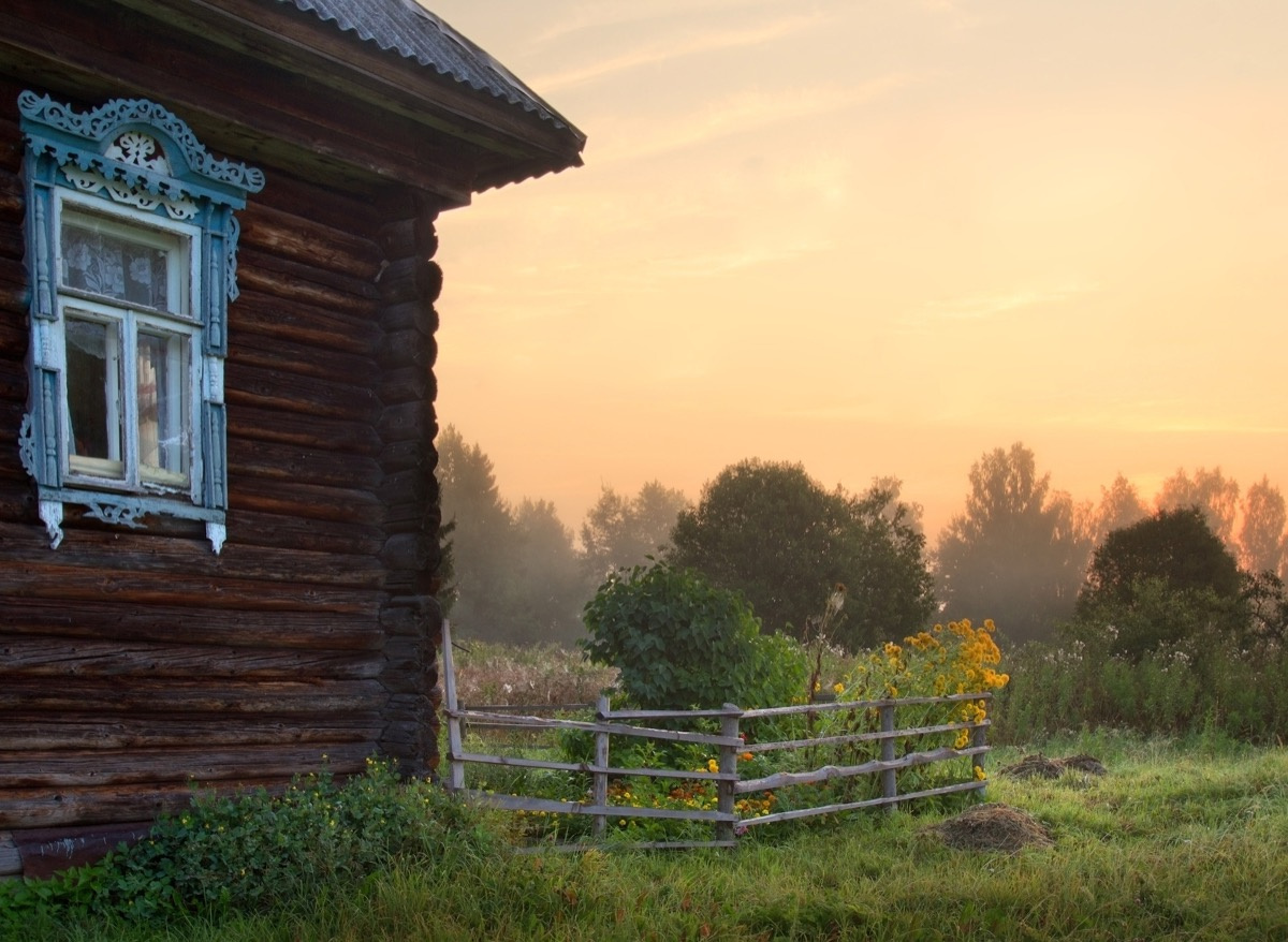 Окно в деревенском доме