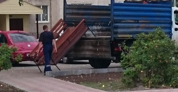Рабочие убрали с площадки недавно открывшегося монумента лавочки и урны Рабочие убрали с площадки недавно открывшегося монумента лавочки и урны