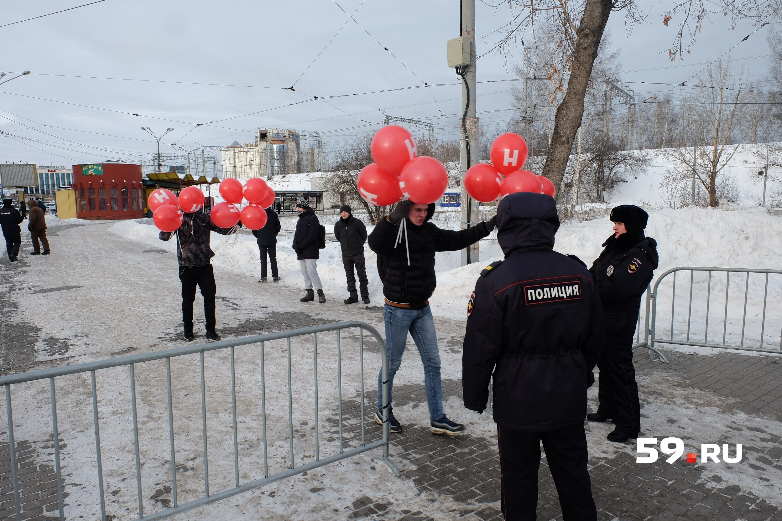 Сейчас на акции чуть больше 60 человек