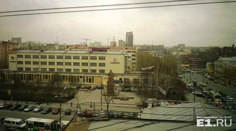 Вид на площадь у Дома обороны и памятник Малышеву, к которому за многие десятилетия привыкли екатеринбуржцы