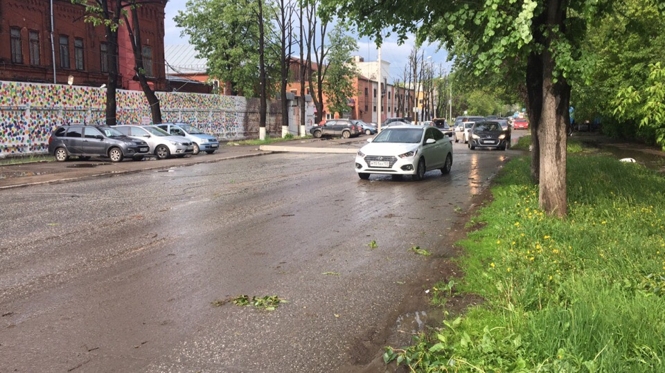 Фонарный столб перегородил дорогу. Будьте внимательны, на этом участке может образоваться пробка Фонарный столб перегородил дорогу. Будьте внимательны, на этом участке может образоваться пробка