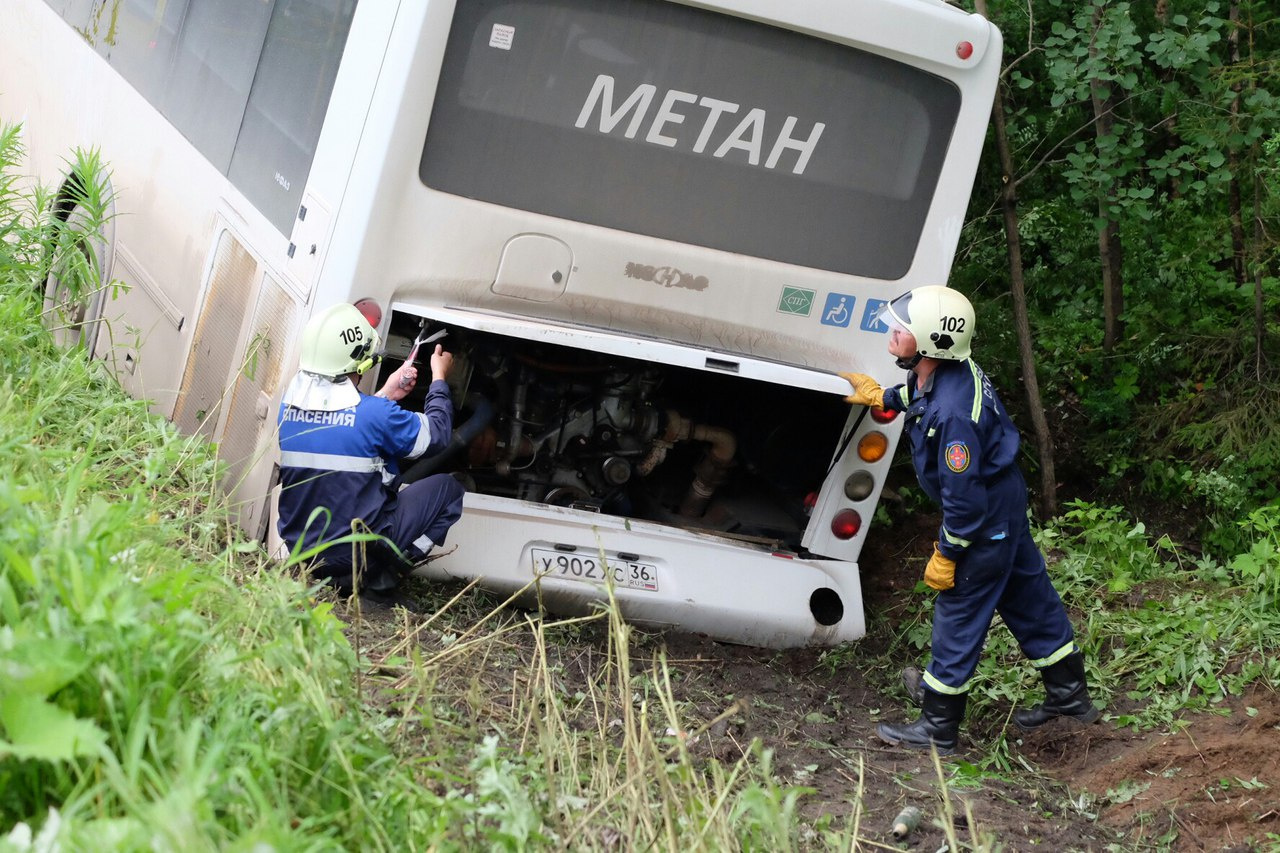 Специалисты осматривают поврежденный автобус