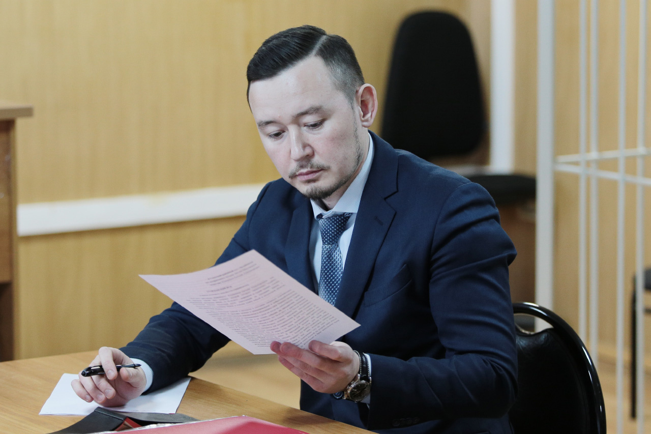 Адвокат Артур Саитов не дал своему подзащитному проговорить сумму, которую тот готов выплатить, а взял паузу Адвокат Артур Саитов не дал своему подзащитному проговорить сумму, которую тот готов выплатить, а взял паузу