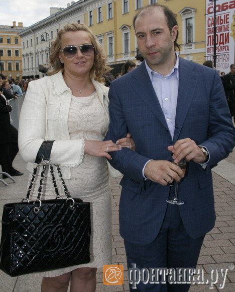 Хоккеист Максим Сушинский с супругой.