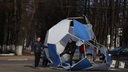 В центре Ярославля гигантский футбольный мяч сдуло ветром на проезжую часть