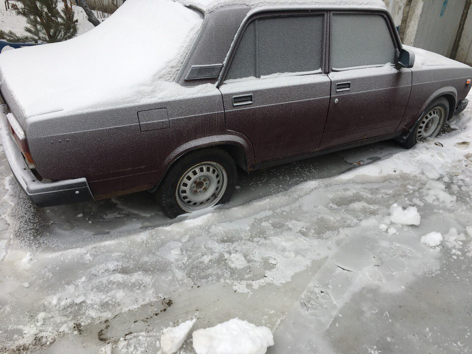 У "семёрки" в лёд вмёрзли колёса 