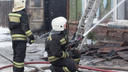 Задействовали 24 машины: в Самаре огонь перекинулся с автосервиса на жилой дом