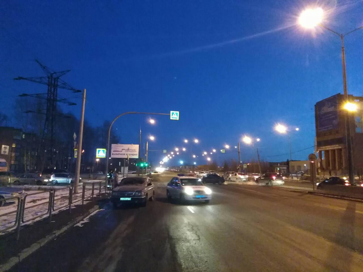 «Волга» сбила пешехода, поворачивая на перекрестке