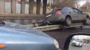 На Московском проспекте «Форд» повис на ограждении