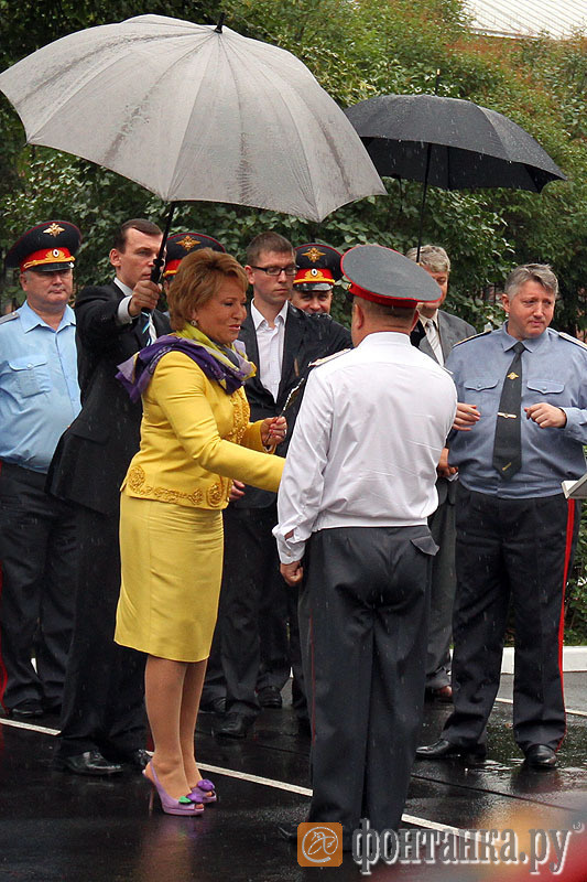 09.08.2011 г.На открытии 77 отдела полиции начальник ГУ МВД по по Санкт-Петербургу и Ленинградской области Михаил Суходольский и губернатор Петербурга Валентина Матвиенко