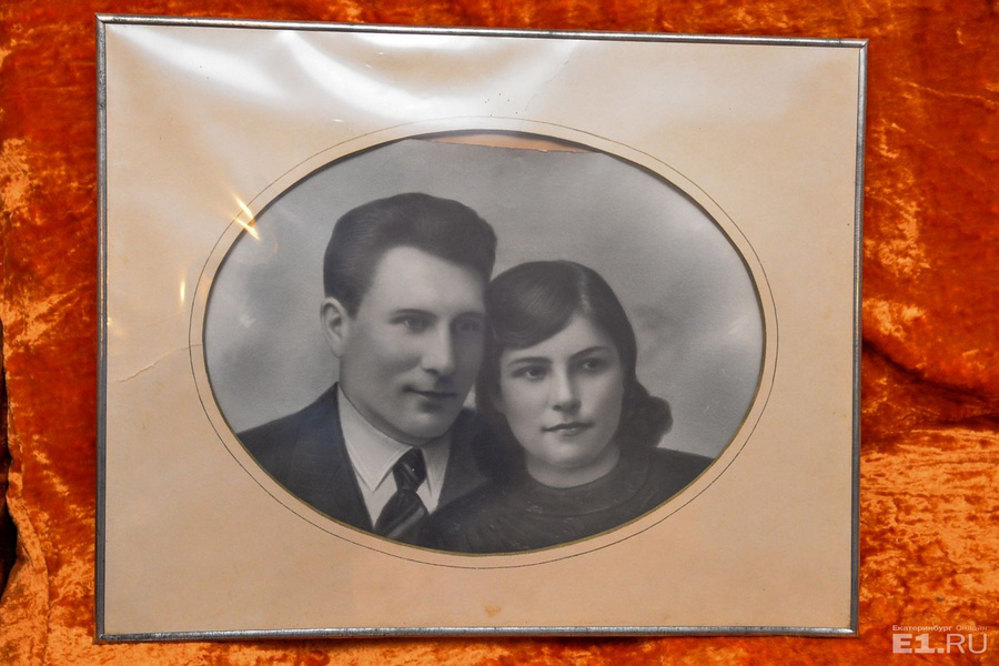 На этом снимке Семёну Семёновичу двадцать с небольшим, а его жене Насте всего лишь 18 лет. Фотографию они сделали через несколько дней после свадьбы в 1938 году.