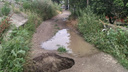 На одной из улиц Ростова после дождя образовалась метровая яма