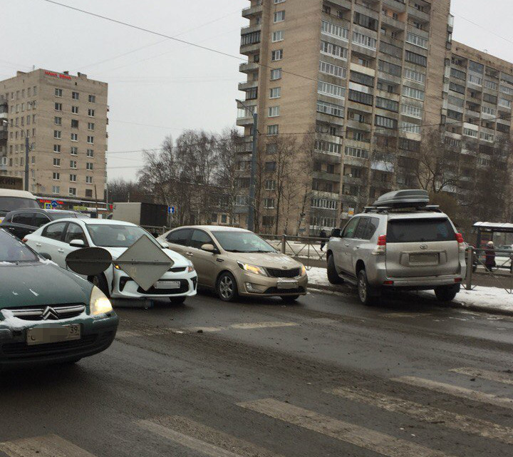 Кто там сломался у светофора лада приора