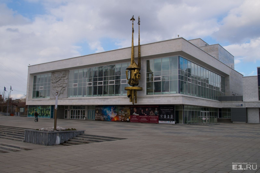 Новое здание театра было открыто 7 ноября 1977 года. Для ТЮЗа оно стало третьим театральным домом