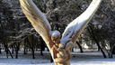Ангелы и демоны: самарец украшает город деревянными скульптурами