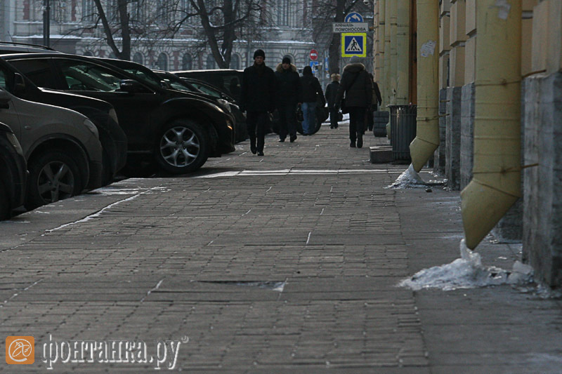 На центральных улицах города снег убран почти везде.