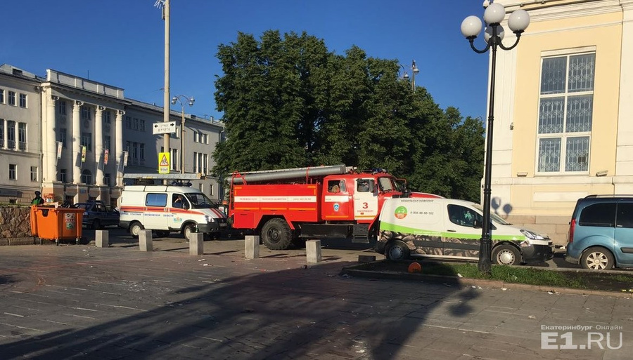 На место приехали спасатели и скорая.
На место приехали спасатели и скорая.