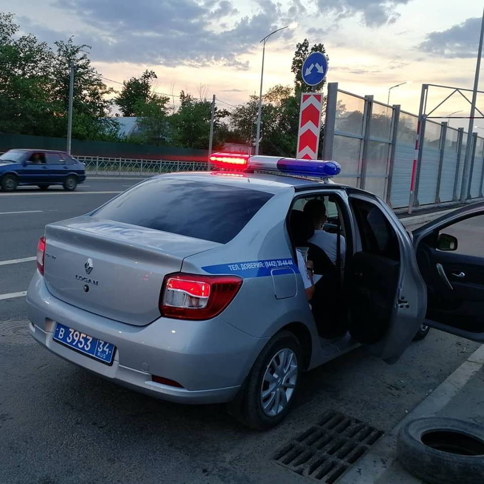 Инспекторы выписывают нерадивым парковщикам штрафы, но их это не останавливает Инспекторы выписывают нерадивым парковщикам штрафы, но их это не останавливает