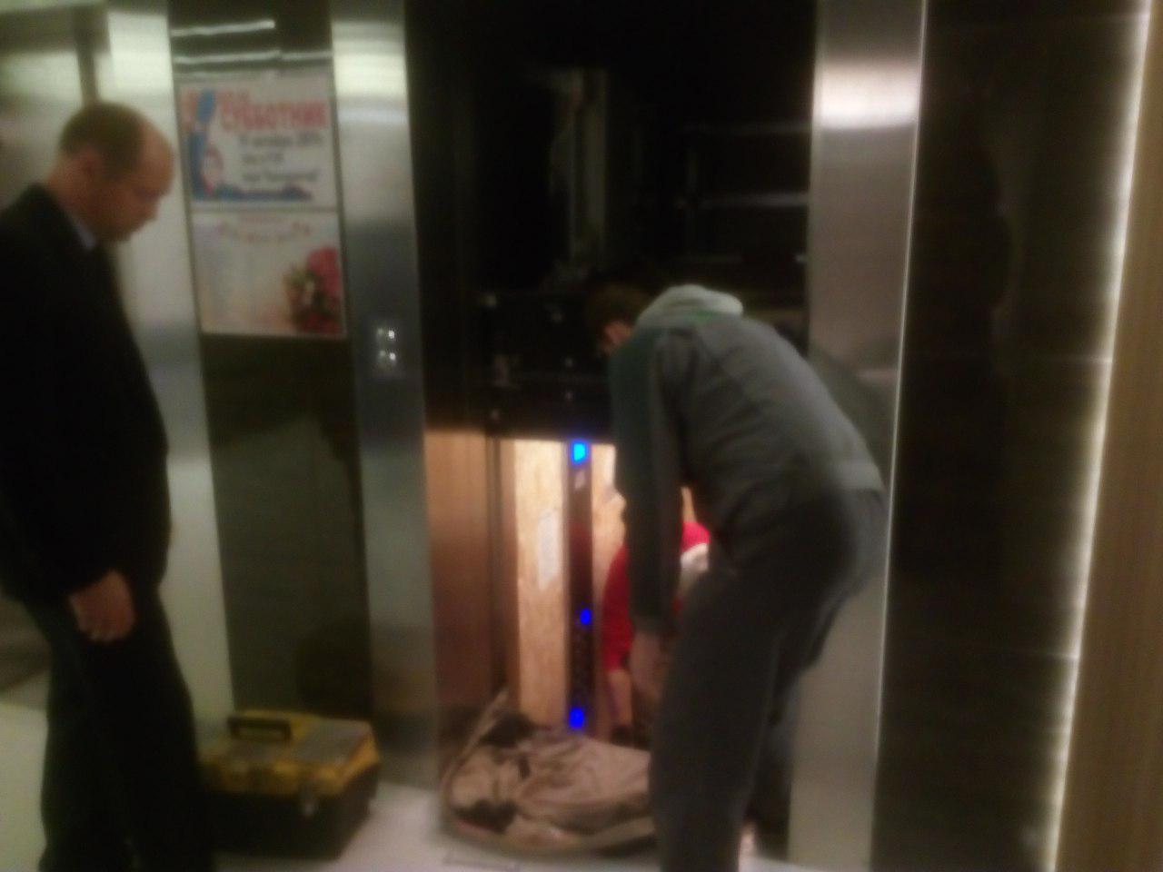 Падение лифта в петербурге. Лифт застрял. Лифт 9 этаж.
