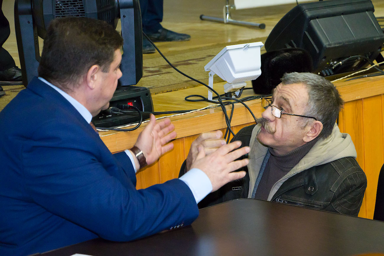Игорь Азархин (слева) пообещал, что предложения садоводов включат в протокол слушаний