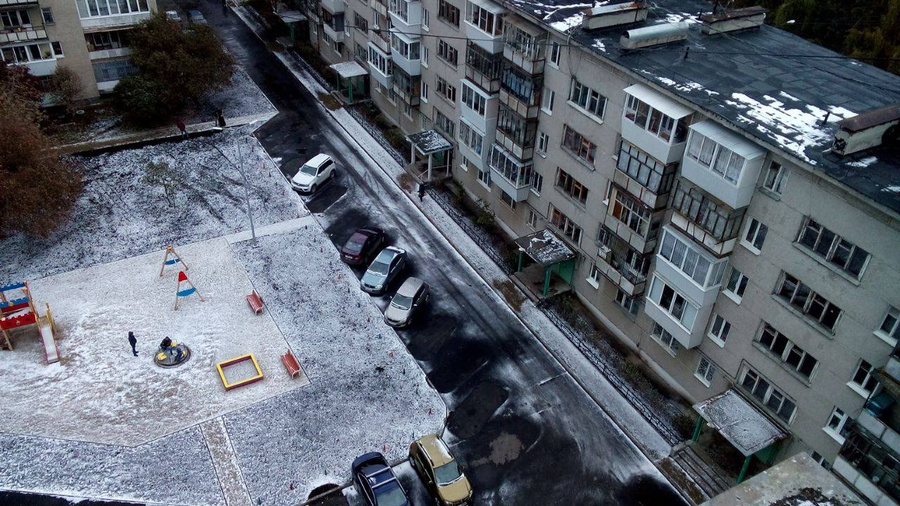Вид на двор сверху. Раньше здесь был пустырь. Вид на двор сверху. Раньше здесь был пустырь.