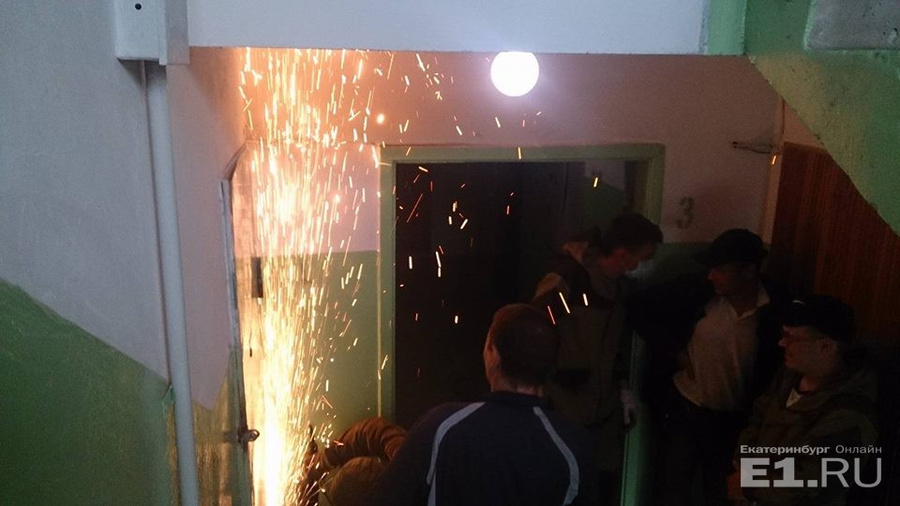 Когда пришли вскрывать квартиру, коммунальщики и приставы не смогли зайти внутрь из-за мешков с хламом.
Когда пришли вскрывать квартиру, коммунальщики и приставы не смогли зайти внутрь из-за мешков с хламом.