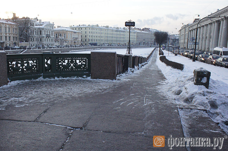 На центральных улицах города снег убран почти везде.