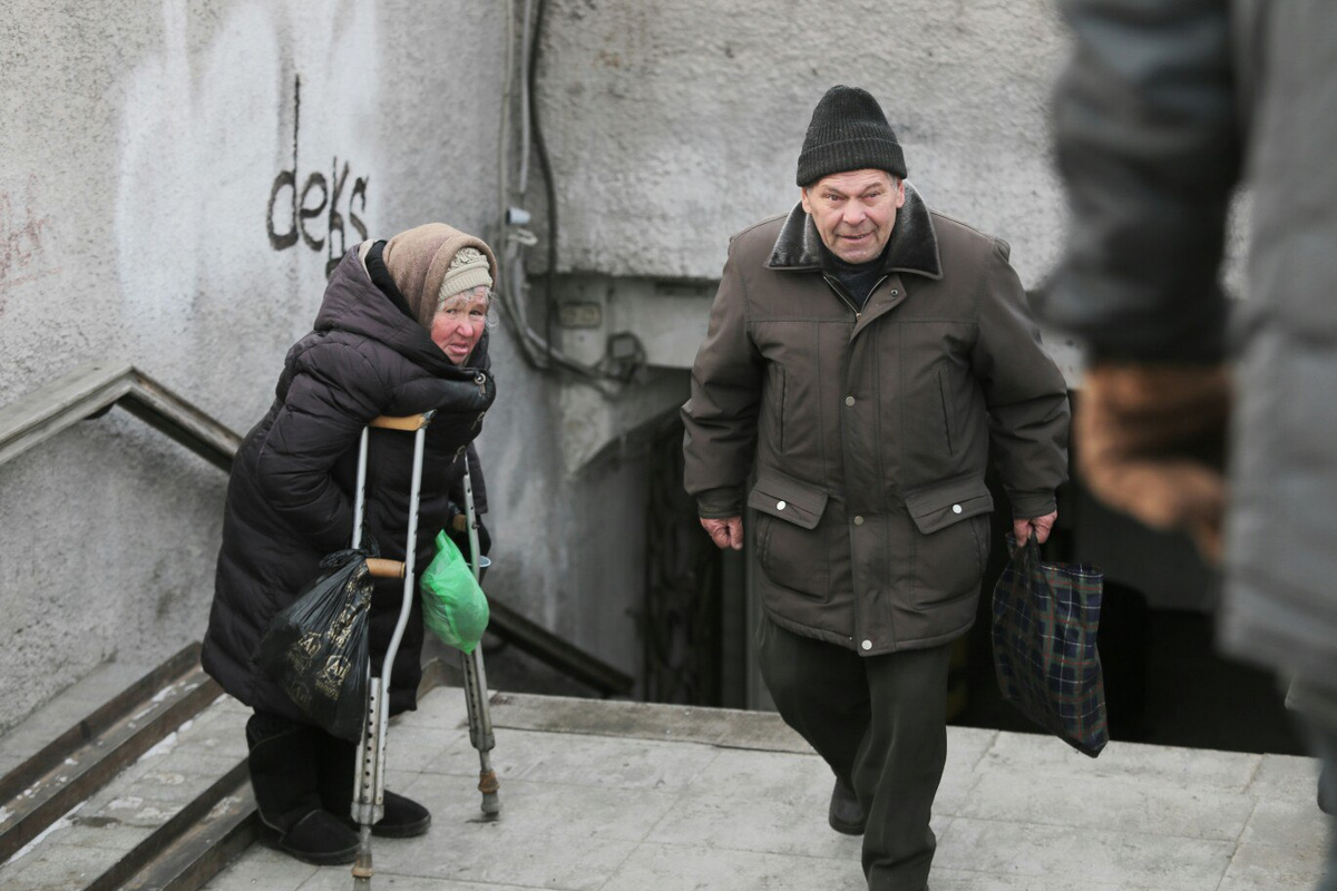 Женщина просит милостыню в центре Челябинска
