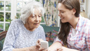 «Бабушкофон»: как выбрать мобильник для пожилого человека