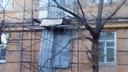 В дождавшемся капремонта доме на юге Волгограда заколотили окна