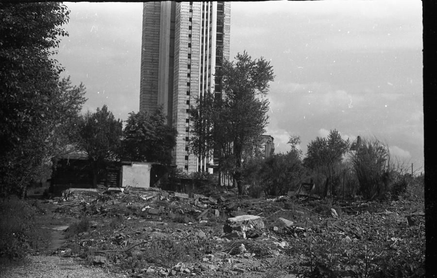1980 год, строится Дом Советов, который в народе прозвали «зубом мудрости». Сегодня это здание правительства Свердловской области. 1980 год, строится Дом Советов, который в народе прозвали «зубом мудрости». Сегодня это здание правительства Свердловской области.