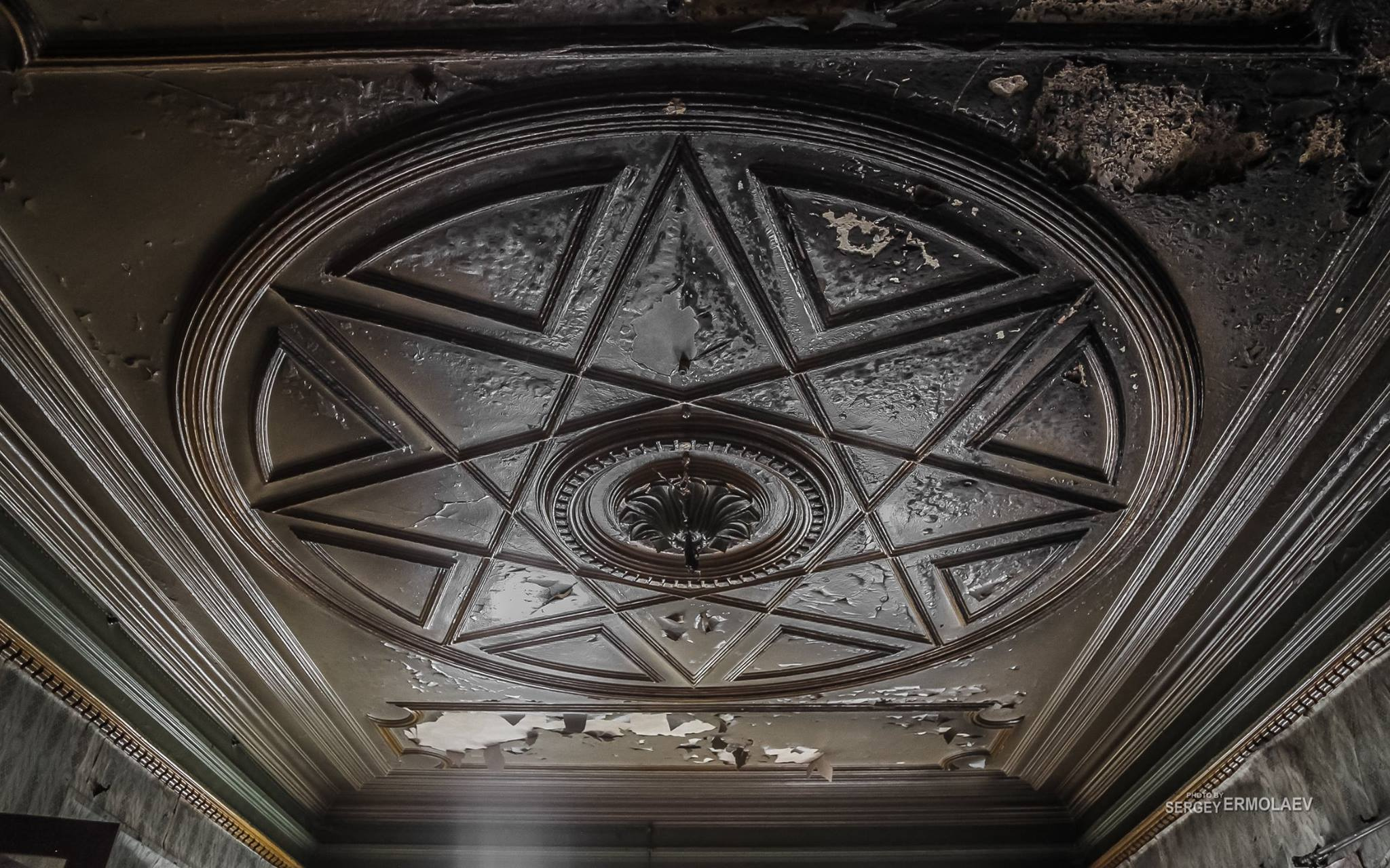 Красивая деталь в доме. Необычный потолок с лепниной в виде пиктограммы в комнате второго этажа. Фото Сергея Ермолаева. Апрель 2017