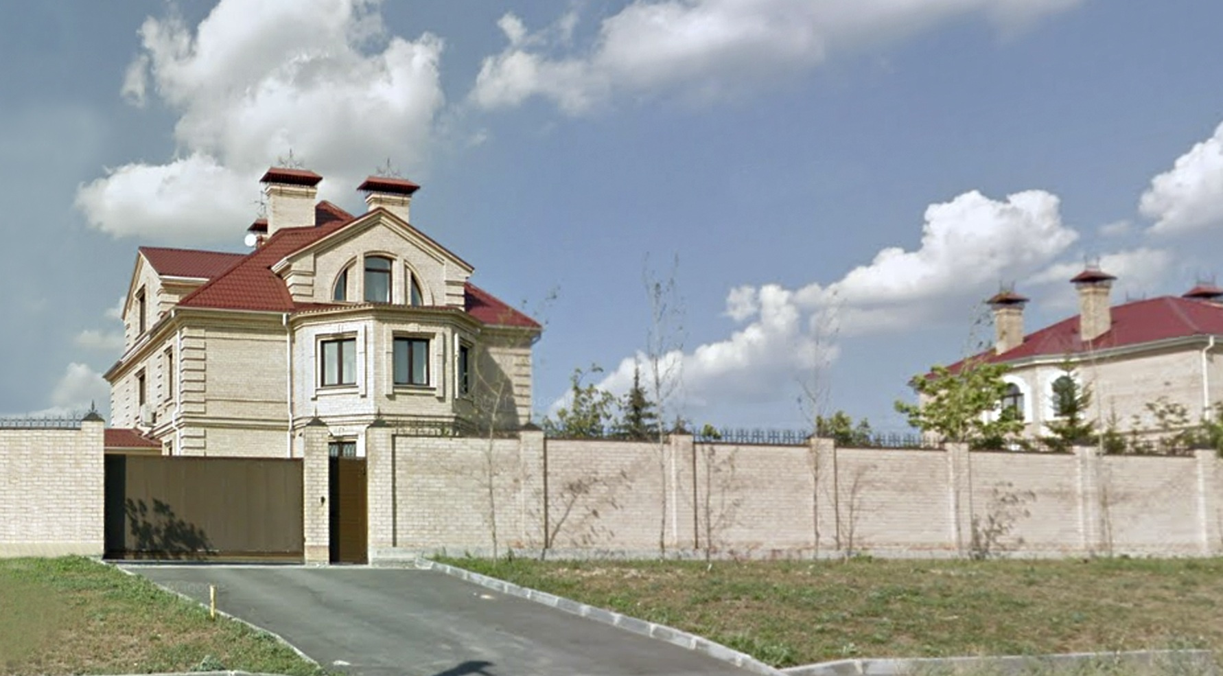 По адресу арестованного дома Давыдова карты Google выдают вот этот особняк на берегу Изумрудного карьера