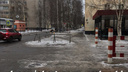 Тротуар в центре Ярославля, который военные завалили снегом, расчистили