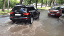 В Самаре из-за коммунальной аварии потоки воды затопили дорогу у станции метро «Российская»