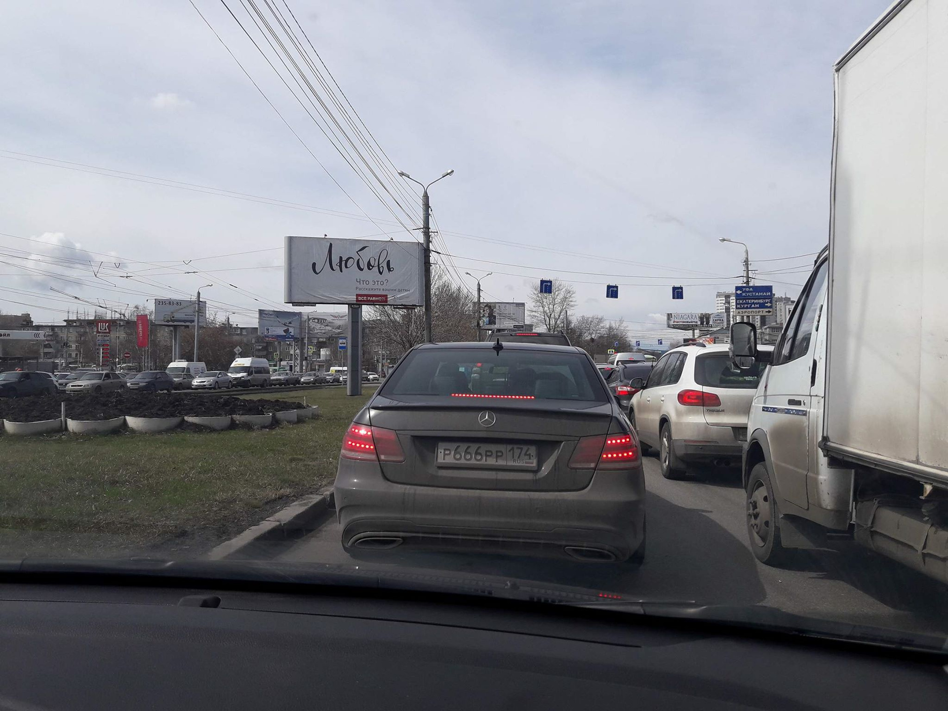 Машины стоят на пересечении Свердловского проспекта и улицы Труда
