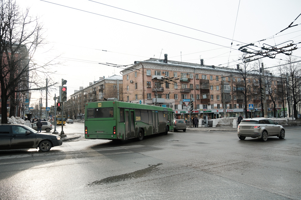 Через перекресток проходит 11 автобусных маршрутов Через перекресток проходит 11 автобусных маршрутов