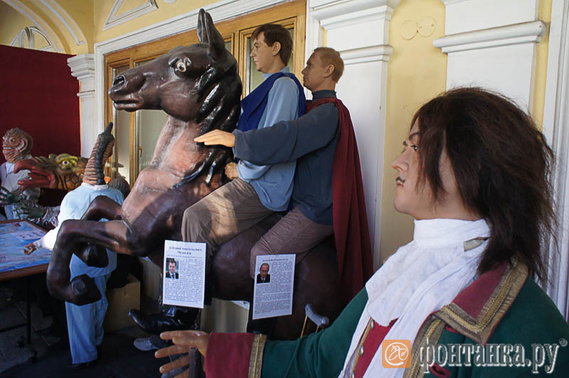 "Восковой всадник" - Медведев и Путин верхом на лошади