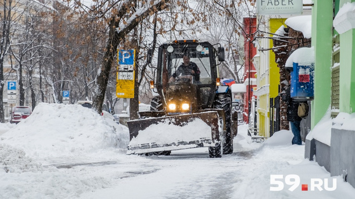 Замглавы Перми из-за снегопадов попросил автомобилистов пересесть на общественный транспорт