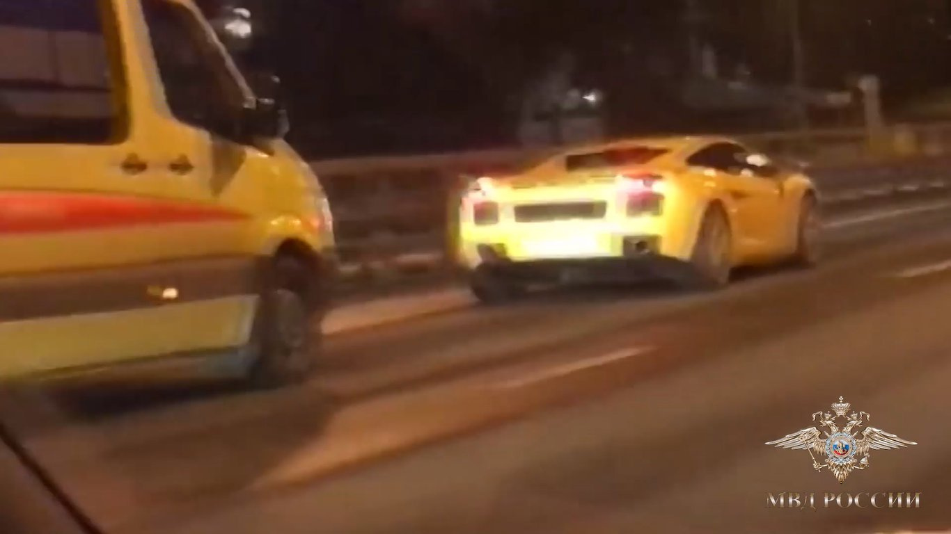 Посмотрев видео, полиция нашла Lamborghini, не пропускавшую скорую.  Водителя называют учителем музыки - 1 октября 2019 - ФОНТАНКА.ру