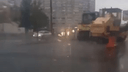 В Западном районе Ростова дорожники укладывали асфальт в дождь