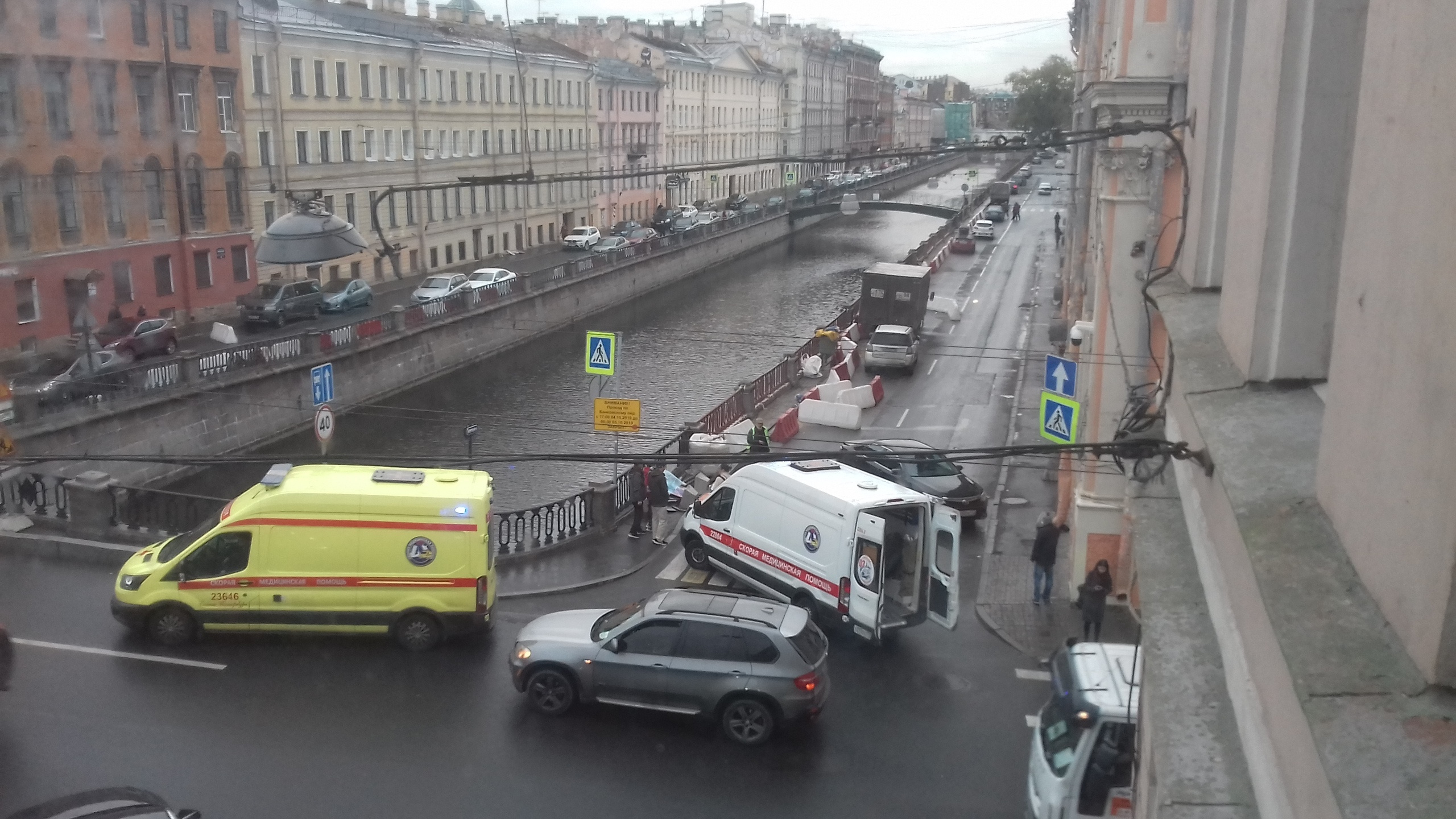 Китаец погиб в центре Петербурга. В него после ДТП отлетел автомобиль,  столкновение попало на видео - 9 октября 2019 - ФОНТАНКА.ру