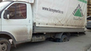 В Волгограде грузовик со стройматериалами стал жертвой провала в асфальте