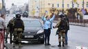 В центре Ярославля спецслужбы обыскали людей, проехавших за оцепление: фоторепортаж