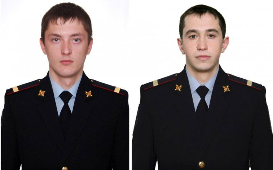 Погибшие полицейские Александр Пузиков (слева) и Артём Ваккер (справа). За рулём машины ДПС в момент трагедии был Александр.
Погибшие полицейские Александр Пузиков (слева) и Артём Ваккер (справа). За рулём машины ДПС в момент трагедии был Александр.